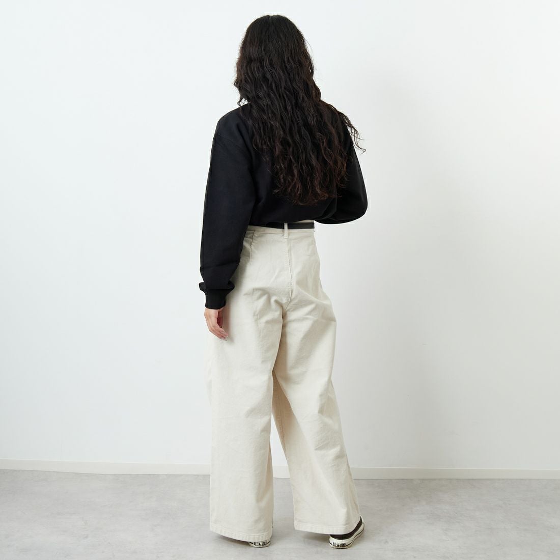 SOMETHING [サムシング] 別注 ベルト付きタックワイドパンツ [SN765W-JF] 9534 IVORY &&モデル身長：162cm 着用サイズ：S&&