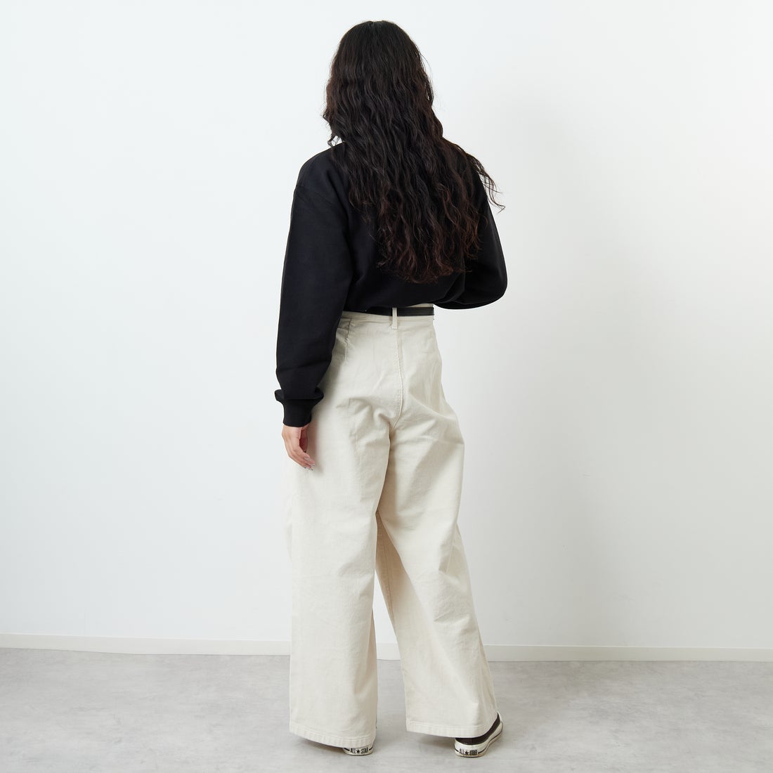 SOMETHING [サムシング] 別注 ベルト付きタックワイドパンツ [SN765W-JF] 9534 IVORY &&モデル身長：162cm 着用サイズ：S&&