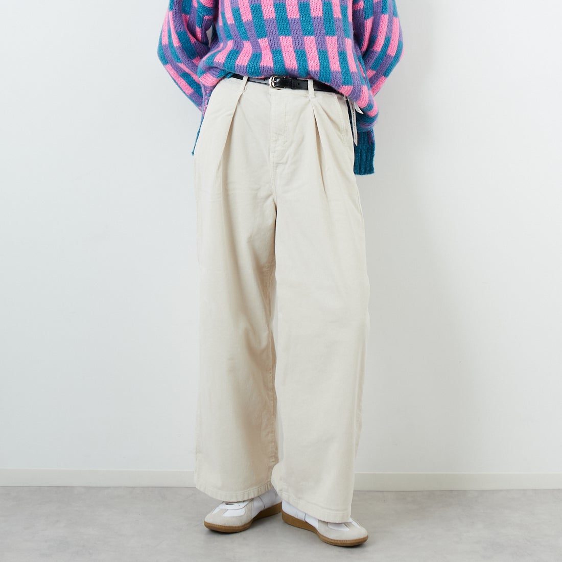 SOMETHING [サムシング] 別注 ベルト付きタックワイドパンツ [SN765W-JF] 9534 IVORY &&モデル身長：162cm 着用サイズ：XS&&