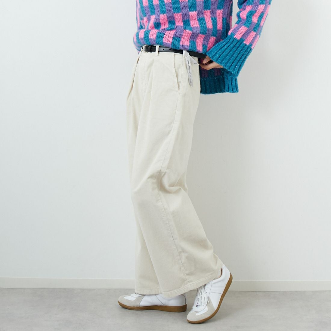 SOMETHING [サムシング] 別注 ベルト付きタックワイドパンツ [SN765W-JF] 9534 IVORY &&モデル身長：162cm 着用サイズ：XS&&