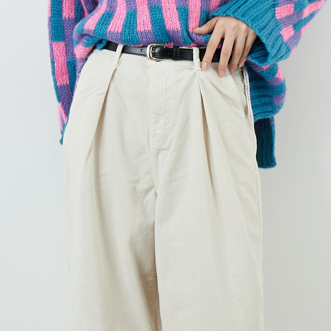 SOMETHING [サムシング] 別注 ベルト付きタックワイドパンツ [SN765W-JF] 9534 IVORY &&モデル身長：162cm 着用サイズ：XS&&