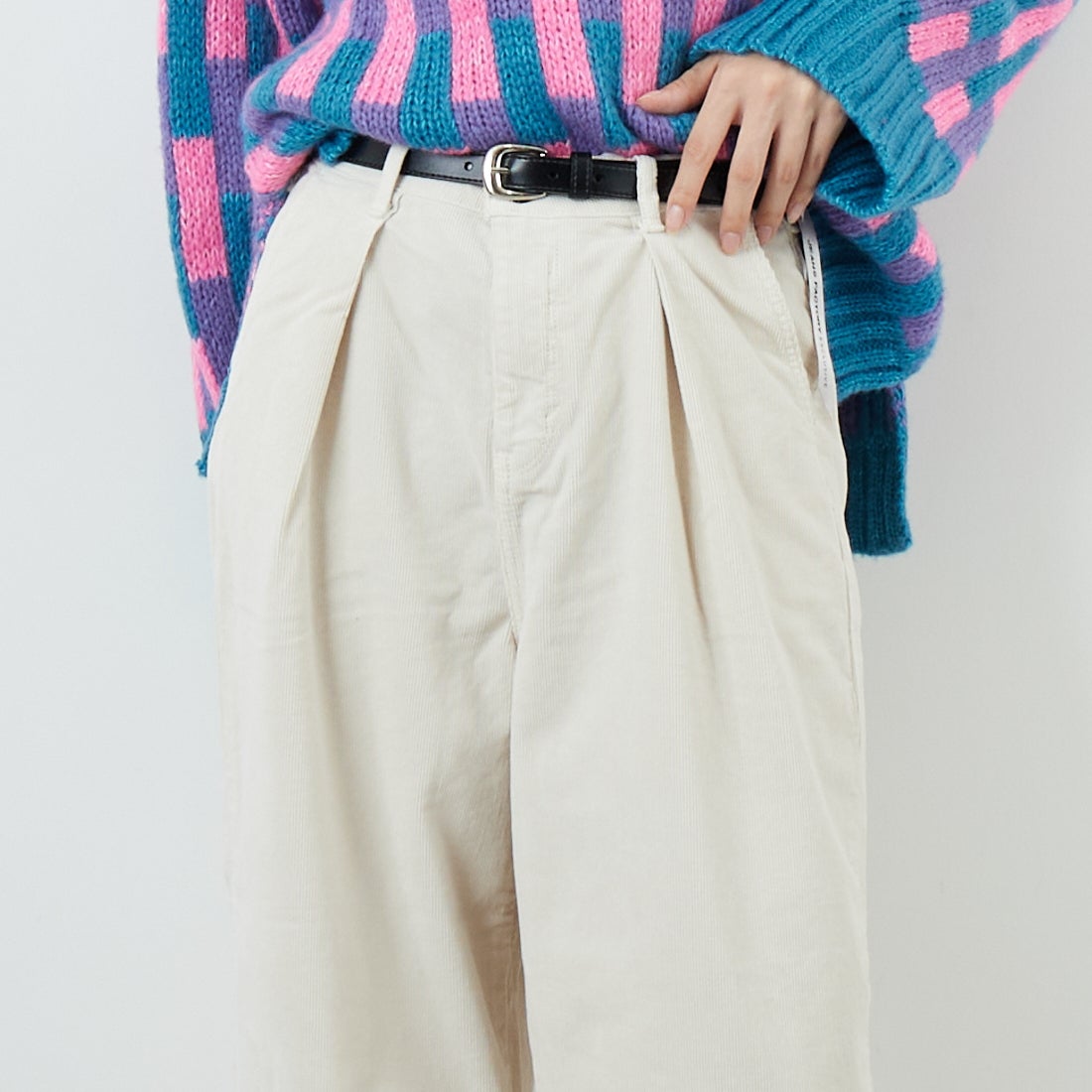 SOMETHING [サムシング] 別注 ベルト付きタックワイドパンツ [SN765W-JF] 9534 IVORY &&モデル身長：162cm 着用サイズ：XS&&