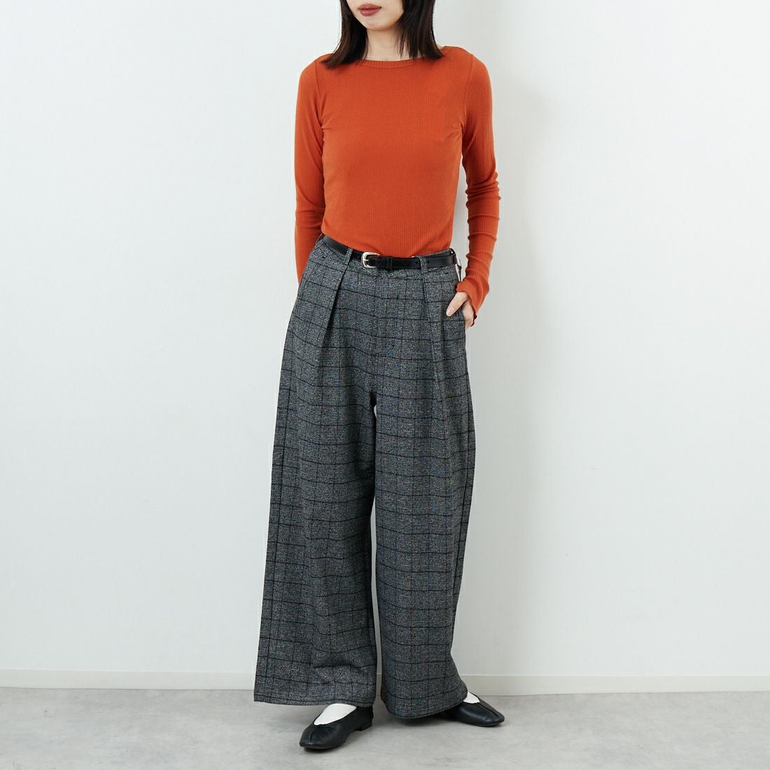 SOMETHING [サムシング] 別注 ベルト付きタックワイドパンツ [SN765W-JF] 9591 G.CHK &&モデル身長：162cm 着用サイズ：S&&