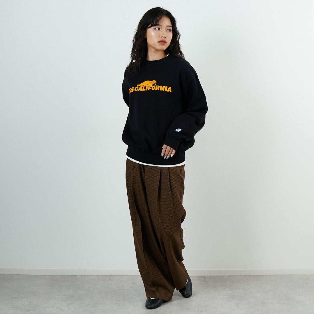 The Endless Summer [エンドレスサマー] TES SAME オールドクルーネックスウェット [FH-25774321] 01 BLACK &&モデル身長：162cm 着用サイズ：S&&