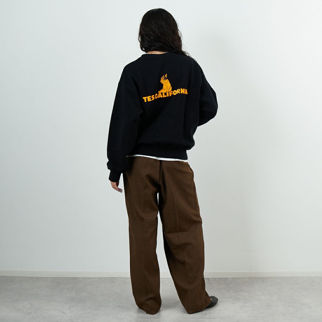 The Endless Summer [エンドレスサマー] TES SAME オールドクルーネックスウェット [FH-25774321] 01 BLACK &&モデル身長：162cm 着用サイズ：S&&