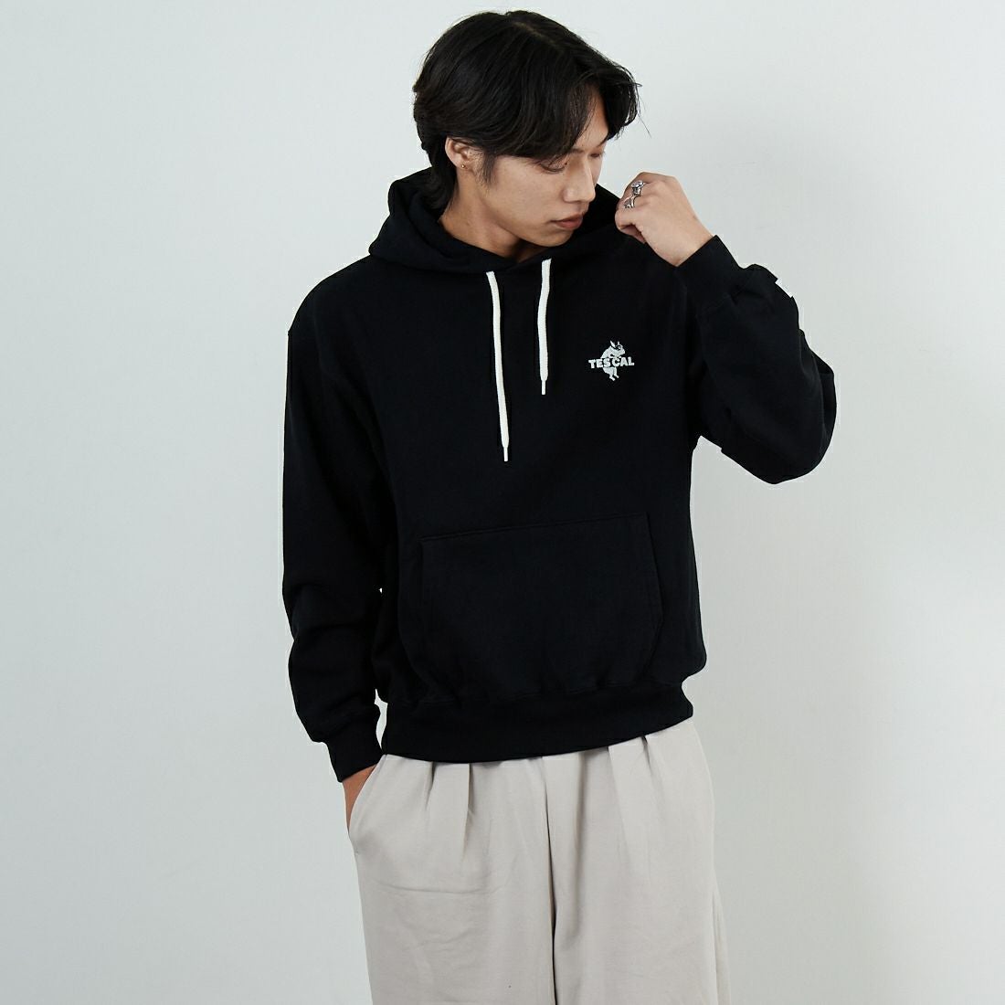 The Endless Summer [エンドレスサマー] TES CAL ローカルスウェットパーカー [FH-25774320] 01 BLACK &&モデル身長：179cm 着用サイズ：M&&