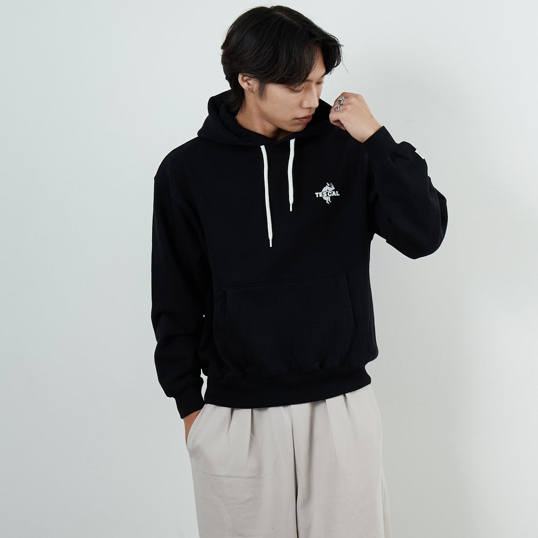 The Endless Summer [エンドレスサマー] TES CAL ローカルスウェットパーカー [FH-25774320] 01 BLACK &&モデル身長：179cm 着用サイズ：M&&