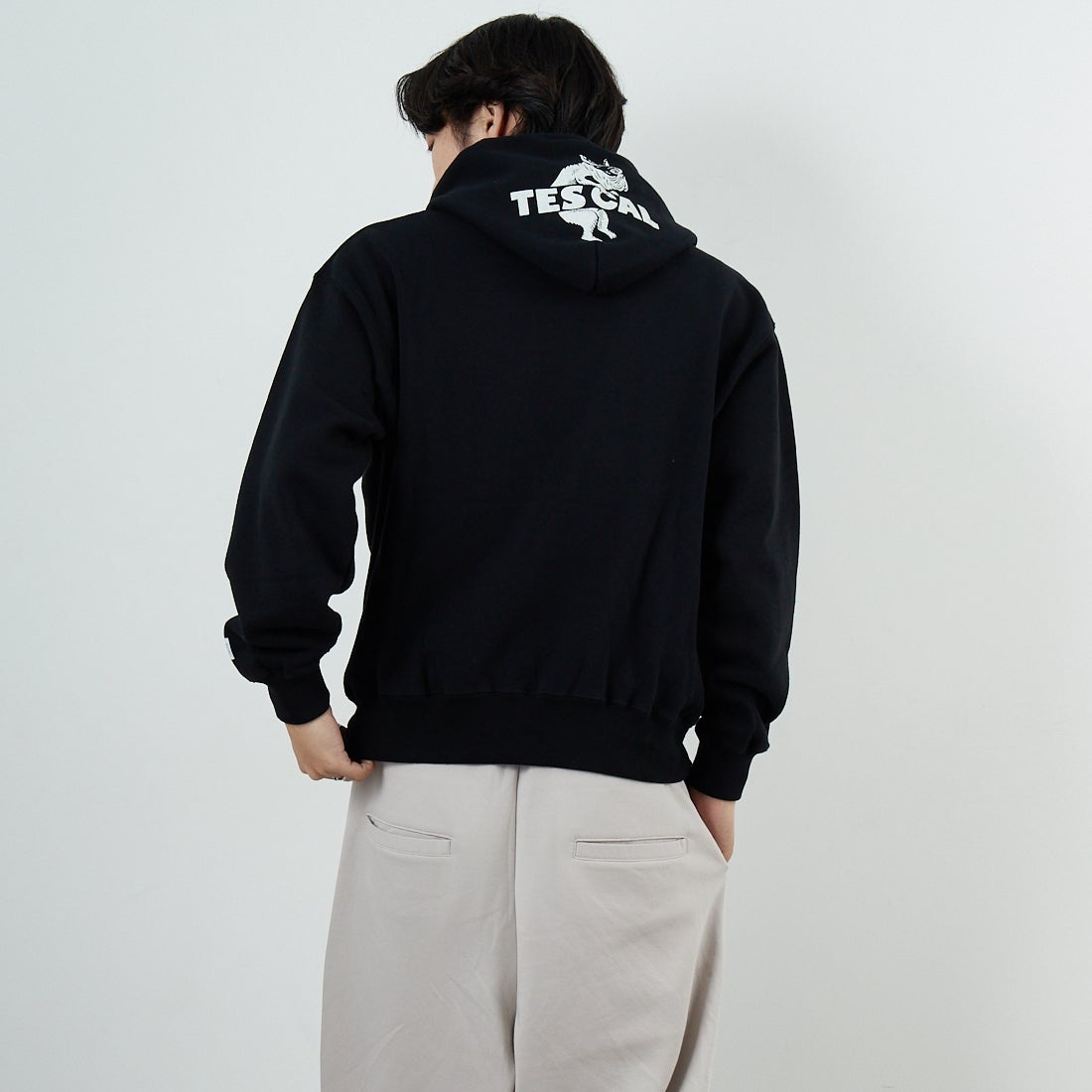 The Endless Summer [エンドレスサマー] TES CAL ローカルスウェットパーカー [FH-25774320] 01 BLACK &&モデル身長：179cm 着用サイズ：M&&