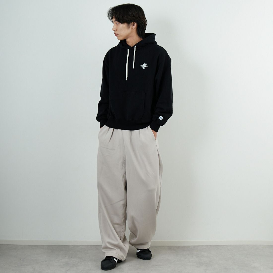 The Endless Summer [エンドレスサマー] TES CAL ローカルスウェットパーカー [FH-25774320] 01 BLACK &&モデル身長：179cm 着用サイズ：M&&