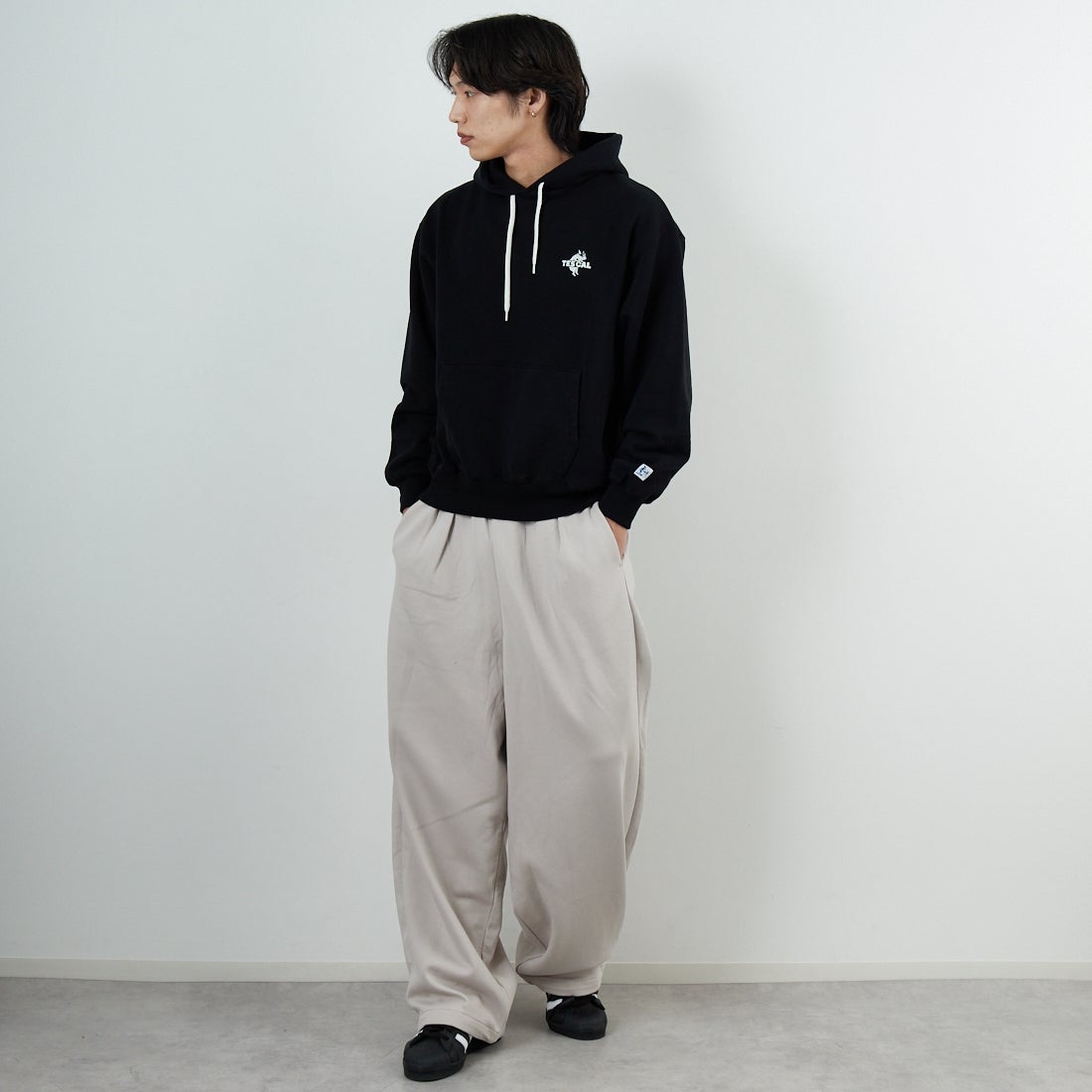 The Endless Summer [エンドレスサマー] TES CAL ローカルスウェットパーカー [FH-25774320] 01 BLACK &&モデル身長：179cm 着用サイズ：M&&