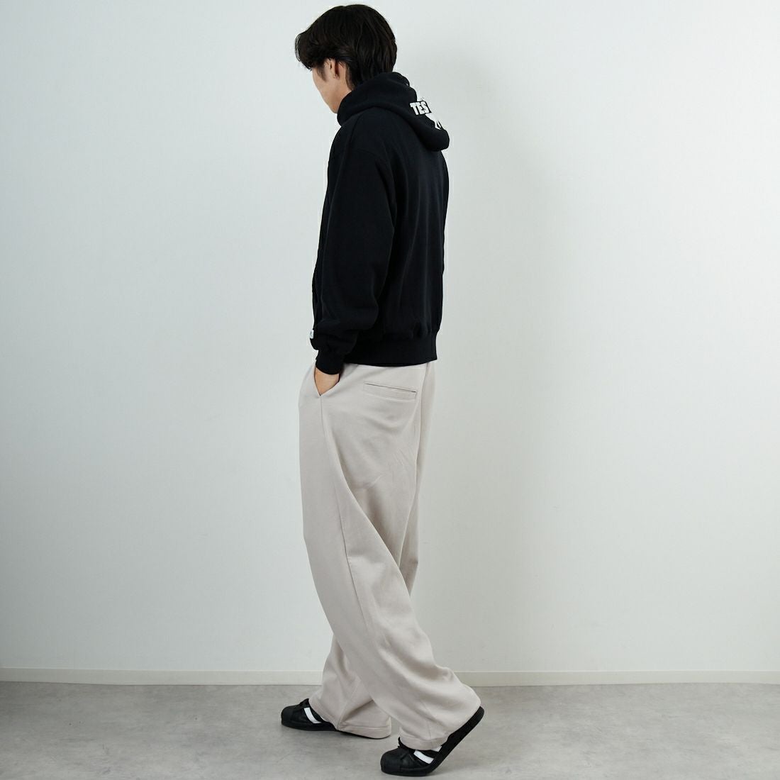 The Endless Summer [エンドレスサマー] TES CAL ローカルスウェットパーカー [FH-25774320] 01 BLACK &&モデル身長：179cm 着用サイズ：M&&