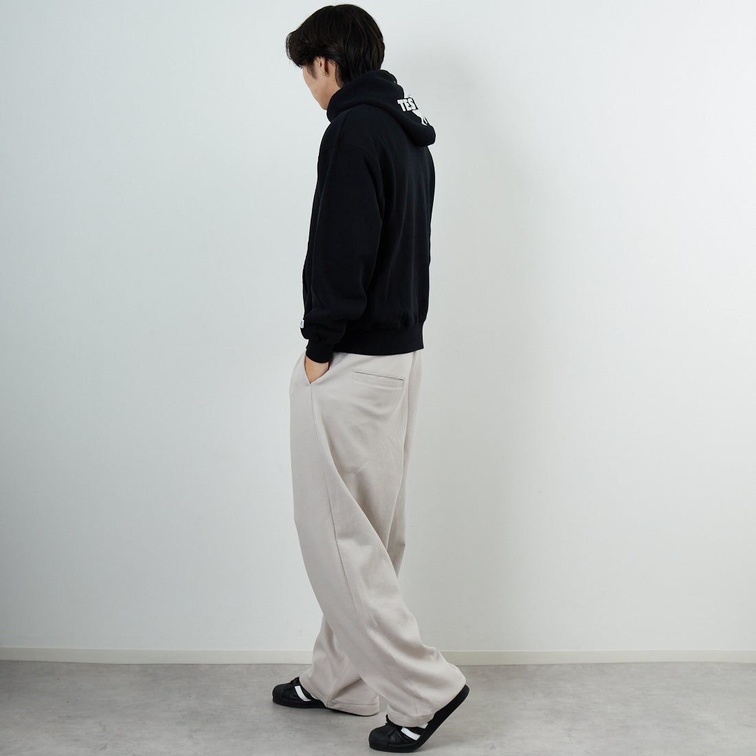 The Endless Summer [エンドレスサマー] TES CAL ローカルスウェットパーカー [FH-25774320] 01 BLACK &&モデル身長：179cm 着用サイズ：M&&