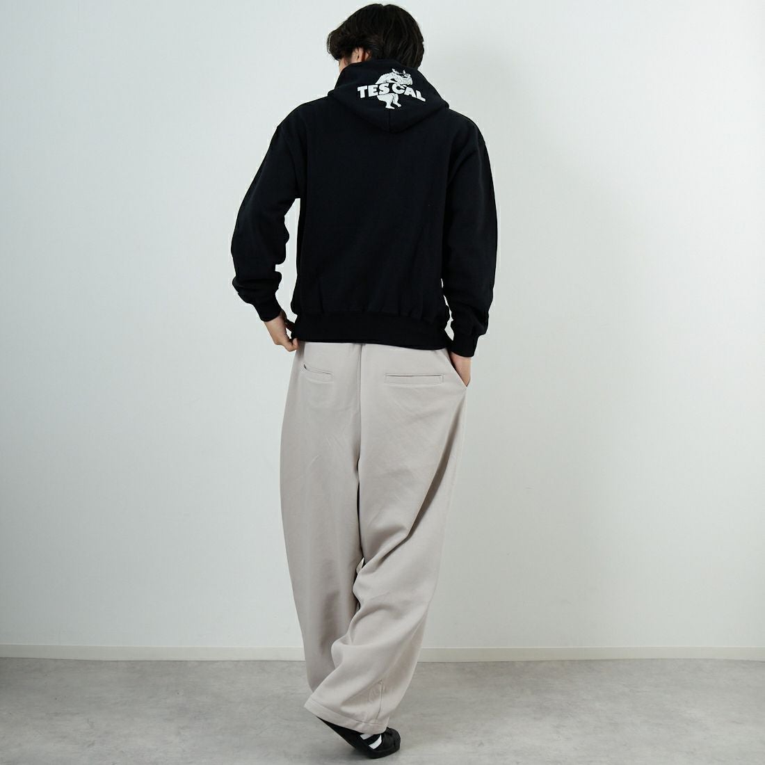 The Endless Summer [エンドレスサマー] TES CAL ローカルスウェットパーカー [FH-25774320] 01 BLACK &&モデル身長：179cm 着用サイズ：M&&