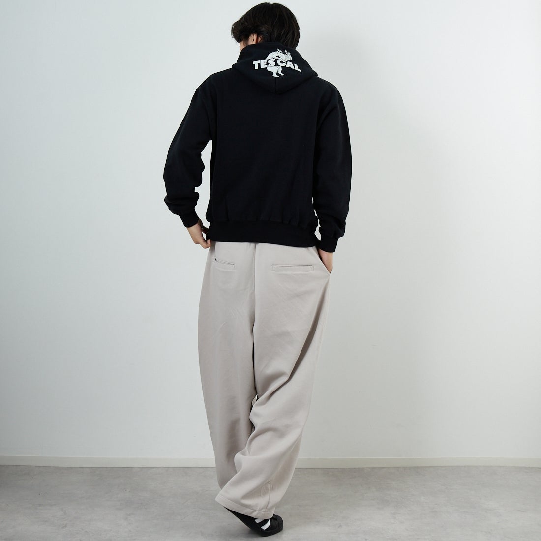 The Endless Summer [エンドレスサマー] TES CAL ローカルスウェットパーカー [FH-25774320] 01 BLACK &&モデル身長：179cm 着用サイズ：M&&