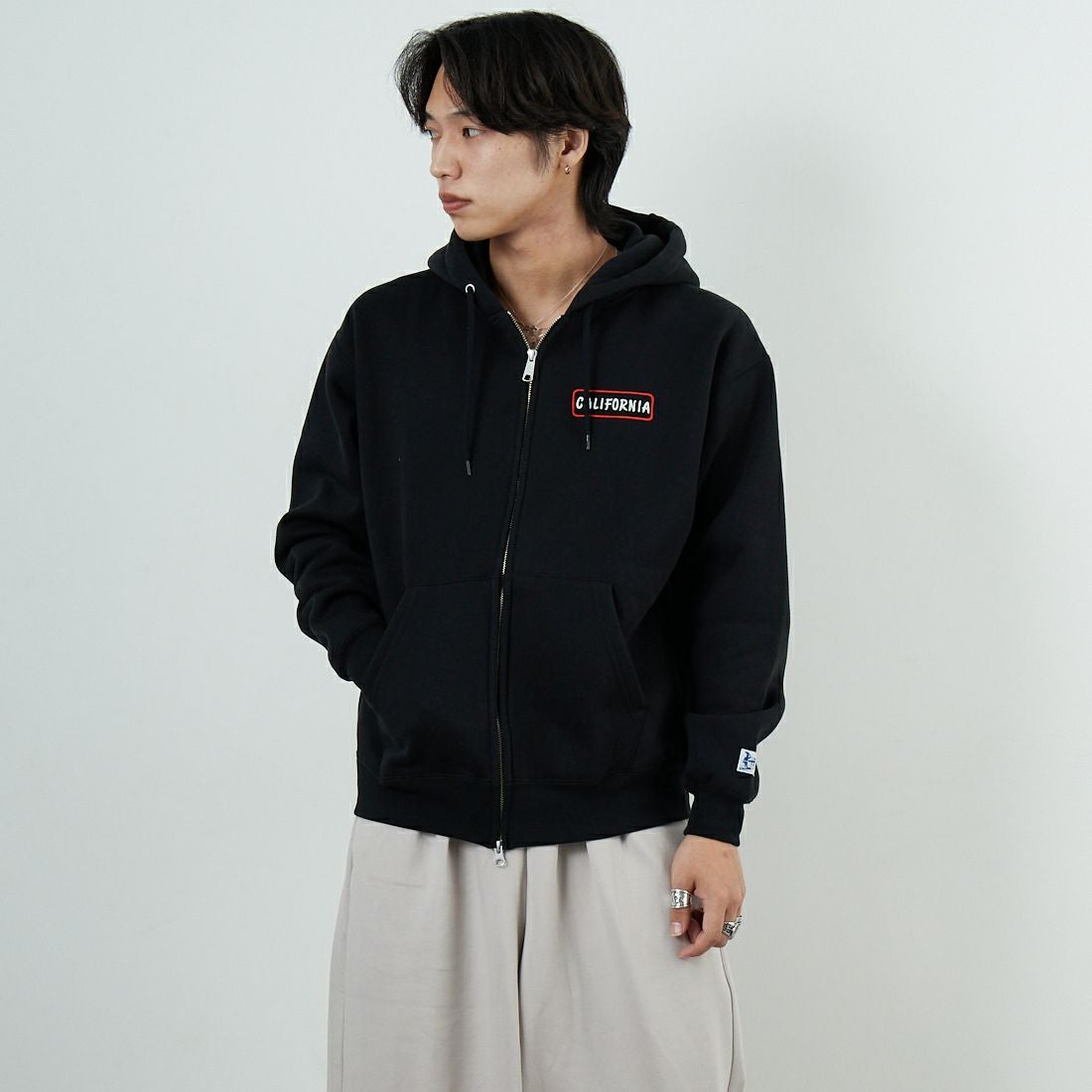 The Endless Summer [エンドレスサマー] グッドタイムズ刺繍ビッグスウェットジップパーカー [C-25774300] 01 BLACK &&モデル身長：179cm 着用サイズ：M&&