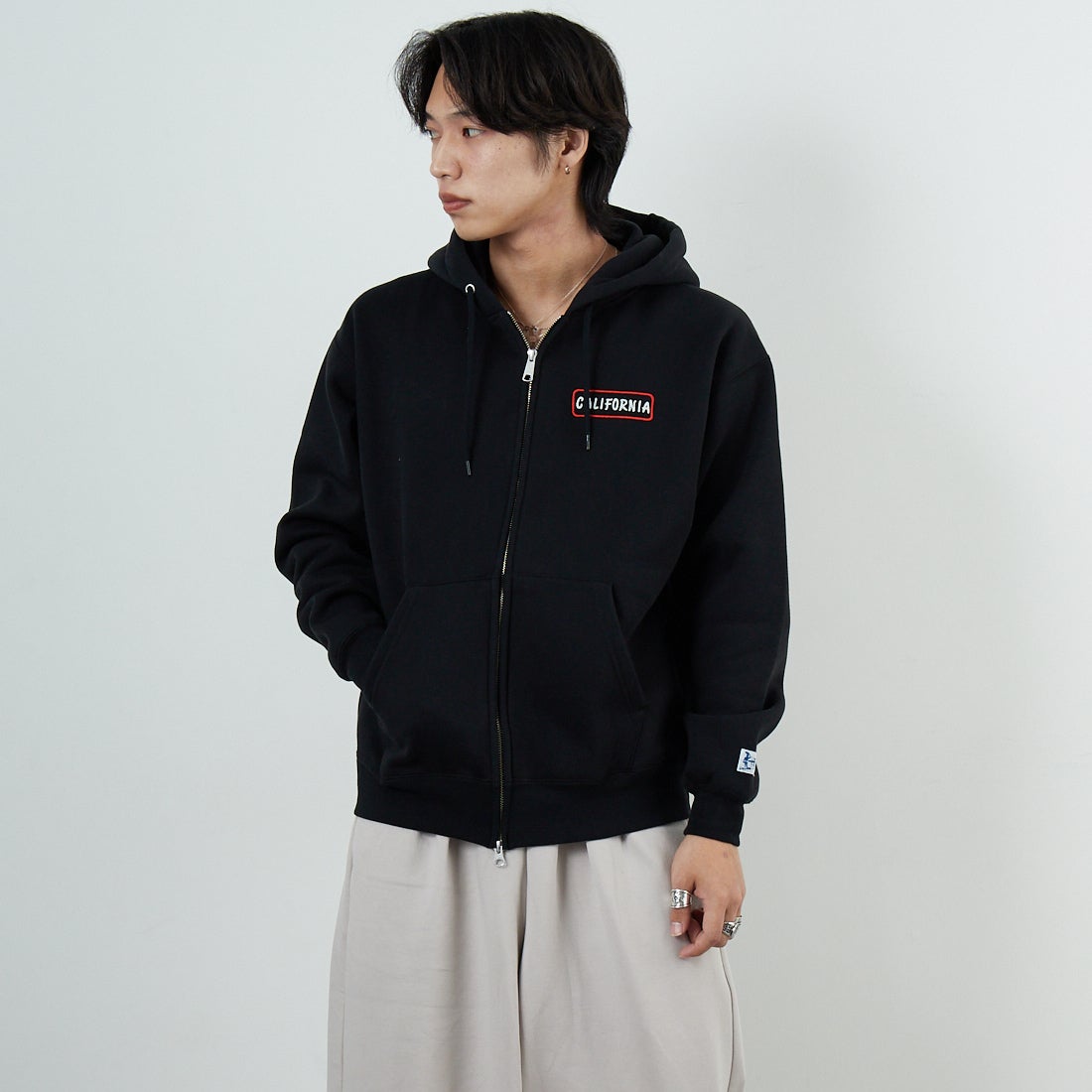 The Endless Summer [エンドレスサマー] グッドタイムズ刺繍ビッグスウェットジップパーカー [C-25774300] 01 BLACK &&モデル身長：179cm 着用サイズ：M&&