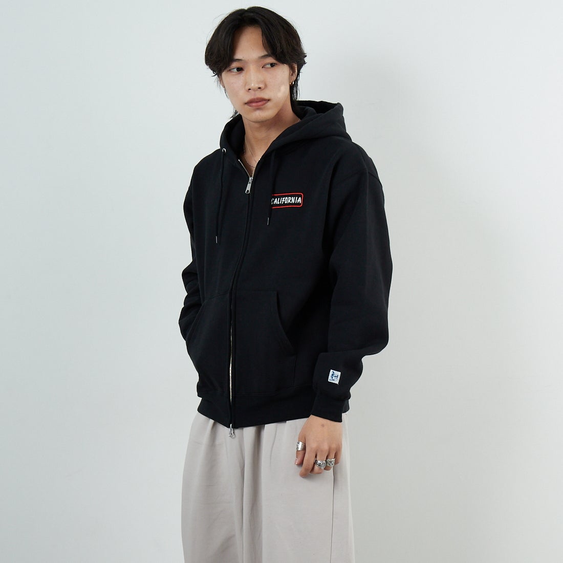 The Endless Summer [エンドレスサマー] グッドタイムズ刺繍ビッグスウェットジップパーカー [C-25774300] 01 BLACK &&モデル身長：179cm 着用サイズ：M&&