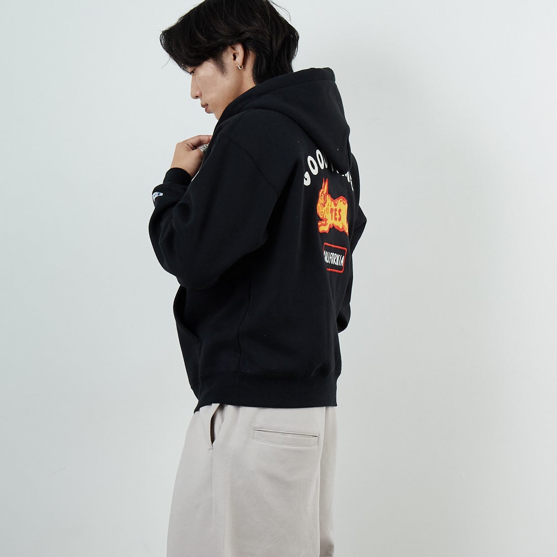 The Endless Summer [エンドレスサマー] グッドタイムズ刺繍ビッグスウェットジップパーカー [C-25774300] 01 BLACK &&モデル身長：179cm 着用サイズ：M&&