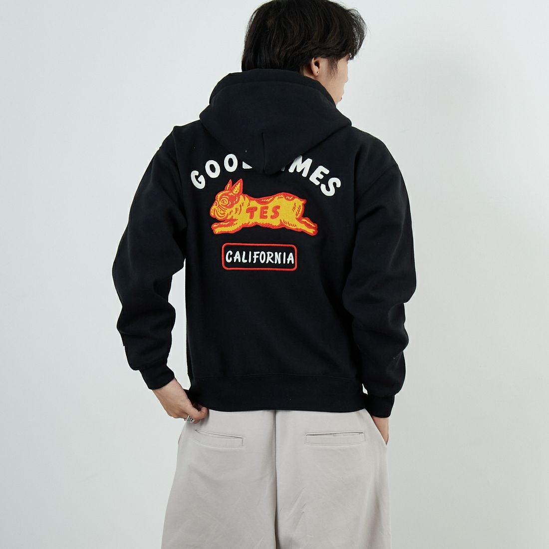 The Endless Summer [エンドレスサマー] グッドタイムズ刺繍ビッグスウェットジップパーカー [C-25774300] 01 BLACK &&モデル身長：179cm 着用サイズ：M&&