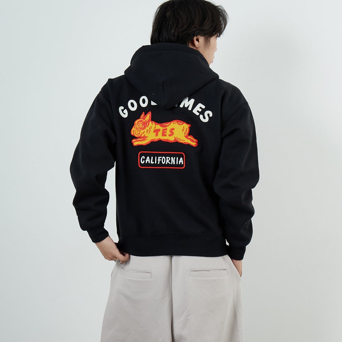 The Endless Summer [エンドレスサマー] グッドタイムズ刺繍ビッグスウェットジップパーカー [C-25774300] 01 BLACK &&モデル身長：179cm 着用サイズ：M&&