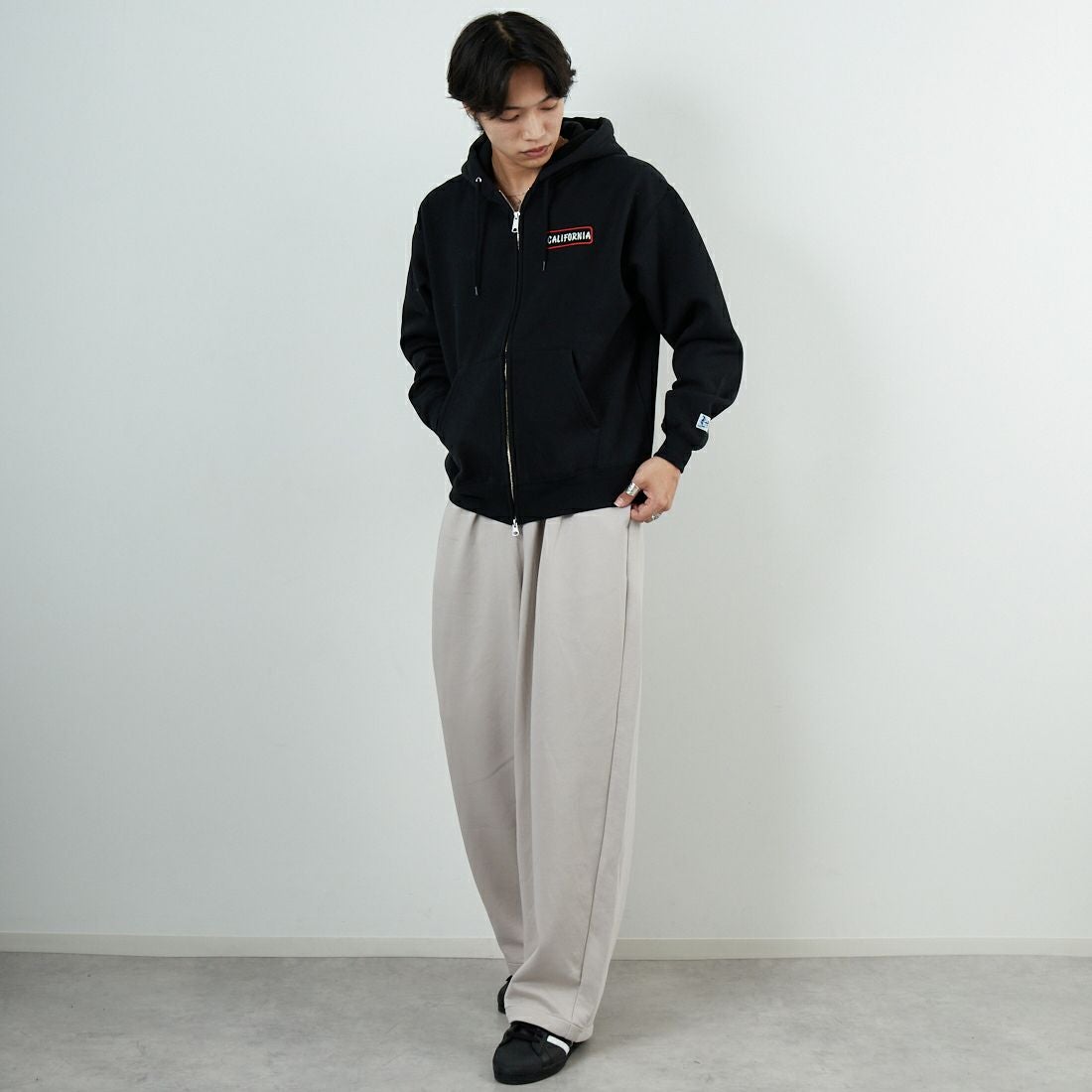 The Endless Summer [エンドレスサマー] グッドタイムズ刺繍ビッグスウェットジップパーカー [C-25774300] 01 BLACK &&モデル身長：179cm 着用サイズ：M&&