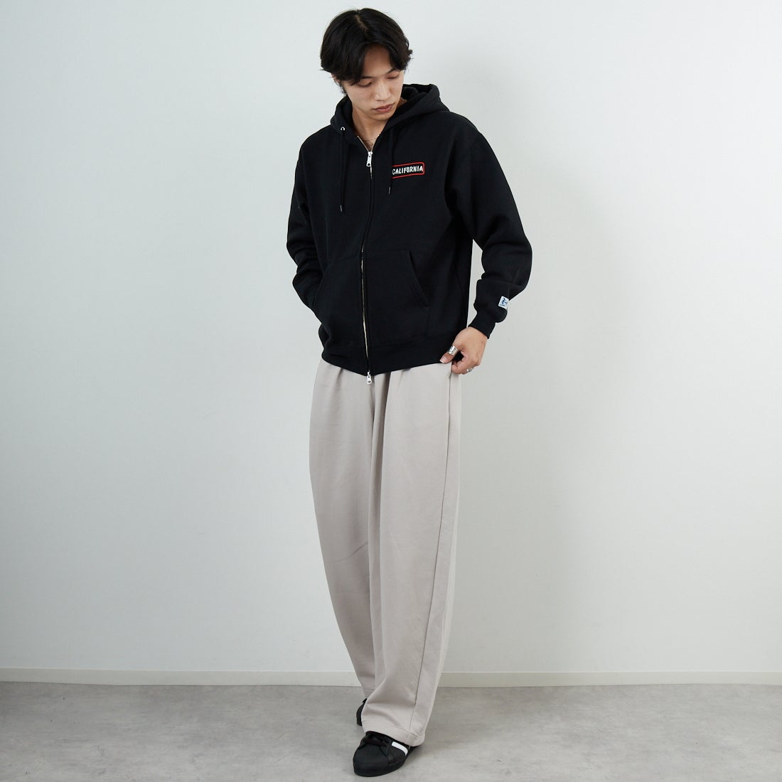 The Endless Summer [エンドレスサマー] グッドタイムズ刺繍ビッグスウェットジップパーカー [C-25774300] 01 BLACK &&モデル身長：179cm 着用サイズ：M&&