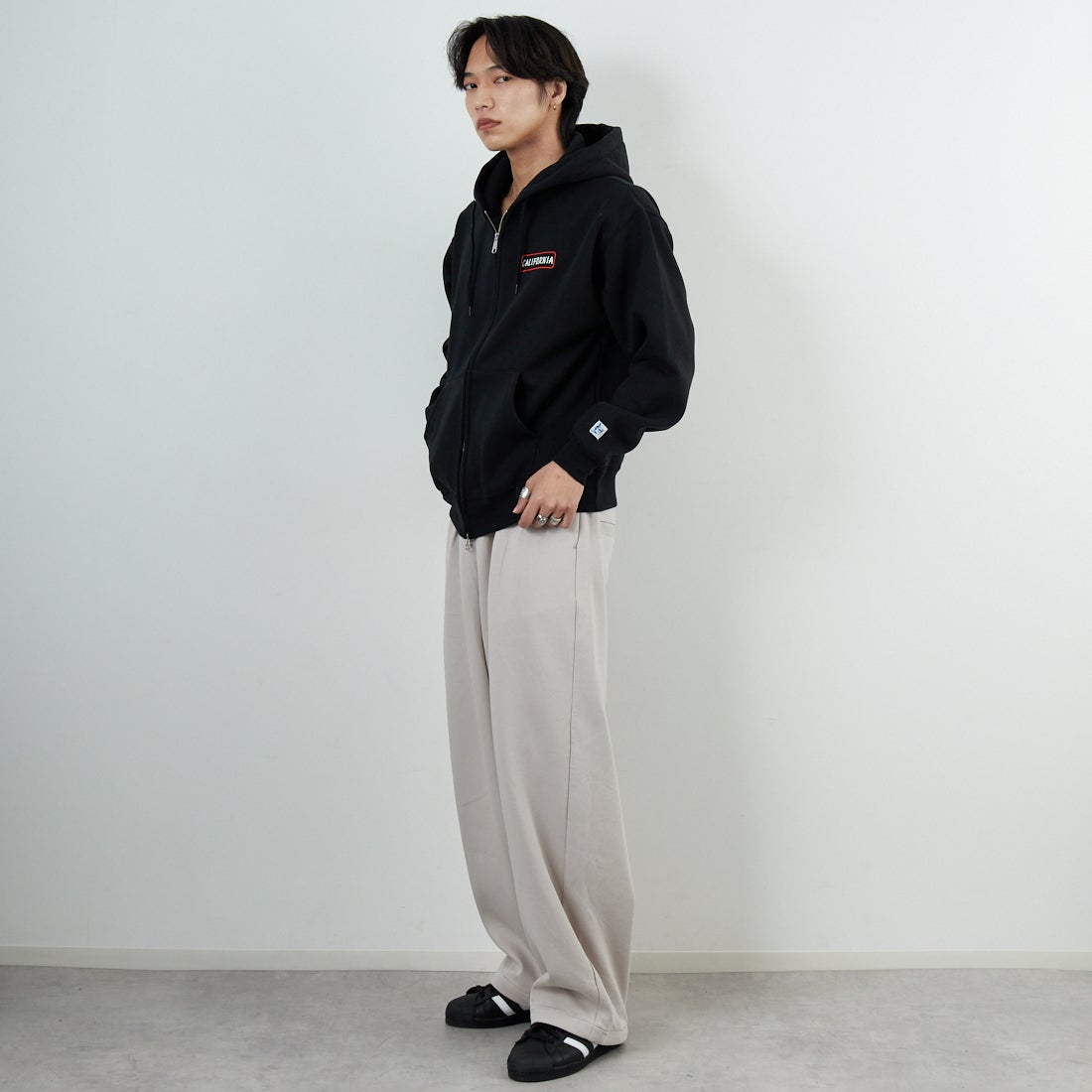 The Endless Summer [エンドレスサマー] グッドタイムズ刺繍ビッグスウェットジップパーカー [C-25774300] 01 BLACK &&モデル身長：179cm 着用サイズ：M&&