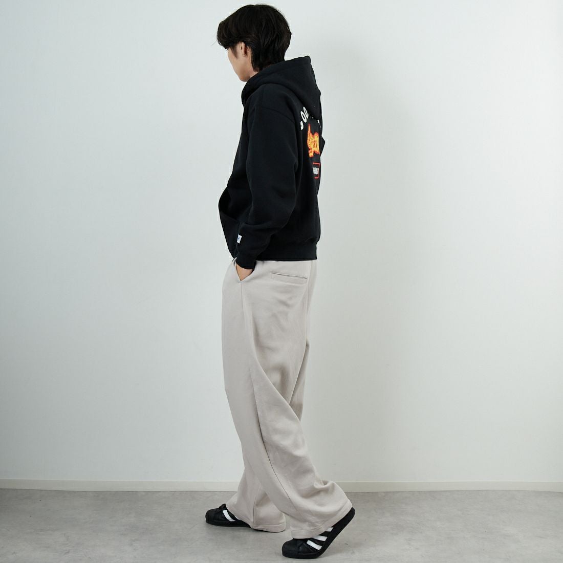 The Endless Summer [エンドレスサマー] グッドタイムズ刺繍ビッグスウェットジップパーカー [C-25774300] 01 BLACK &&モデル身長：179cm 着用サイズ：M&&