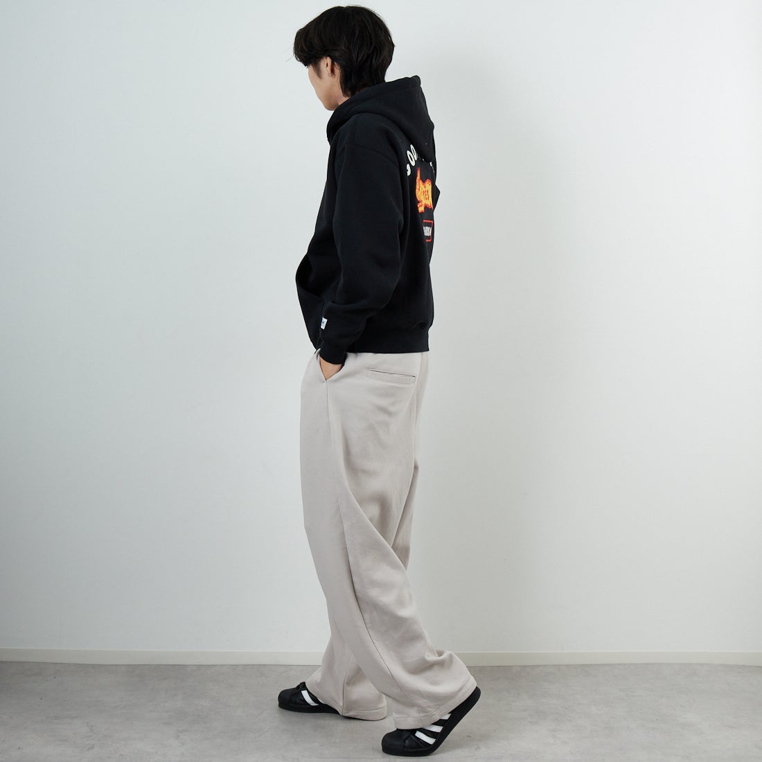 The Endless Summer [エンドレスサマー] グッドタイムズ刺繍ビッグスウェットジップパーカー [C-25774300] 01 BLACK &&モデル身長：179cm 着用サイズ：M&&