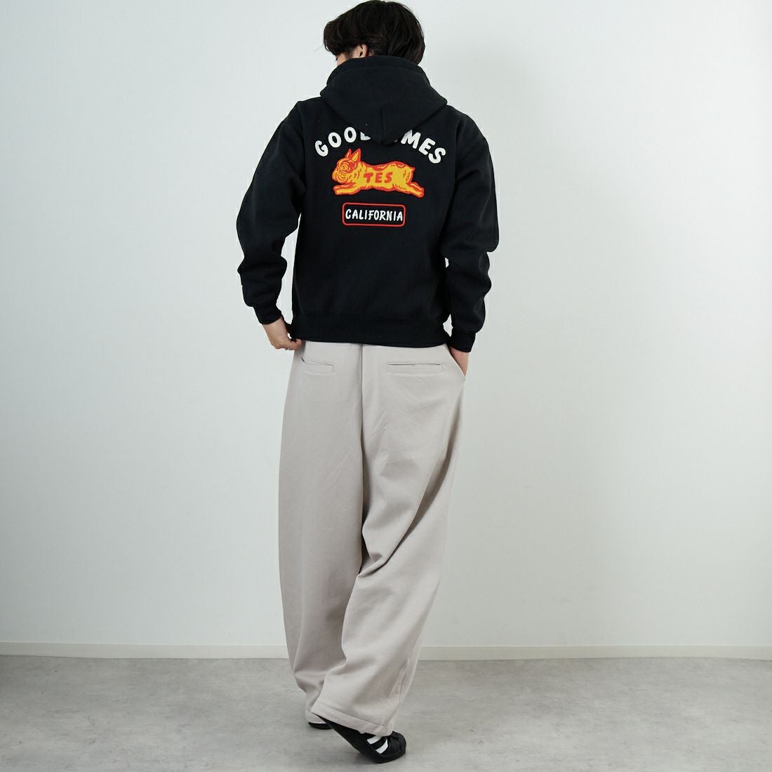 The Endless Summer [エンドレスサマー] グッドタイムズ刺繍ビッグスウェットジップパーカー [C-25774300] 01 BLACK &&モデル身長：179cm 着用サイズ：M&&