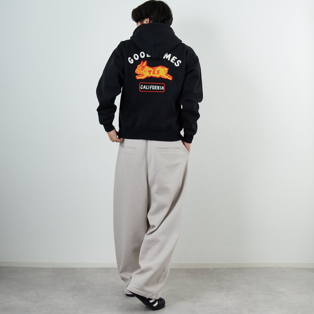 The Endless Summer [エンドレスサマー] グッドタイムズ刺繍ビッグスウェットジップパーカー [C-25774300] 01 BLACK &&モデル身長：179cm 着用サイズ：M&&