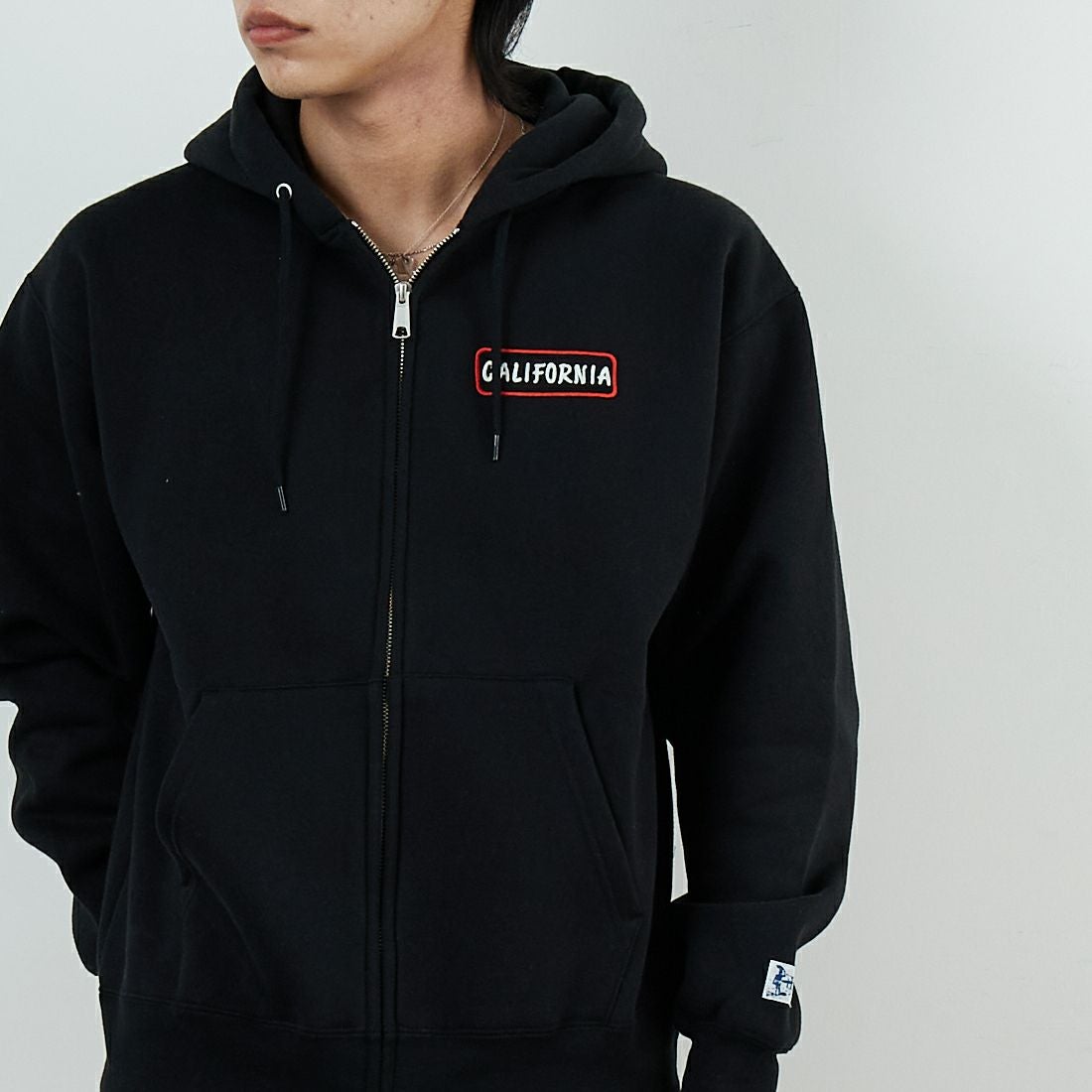 The Endless Summer [エンドレスサマー] グッドタイムズ刺繍ビッグスウェットジップパーカー [C-25774300] 01 BLACK &&モデル身長：179cm 着用サイズ：M&&