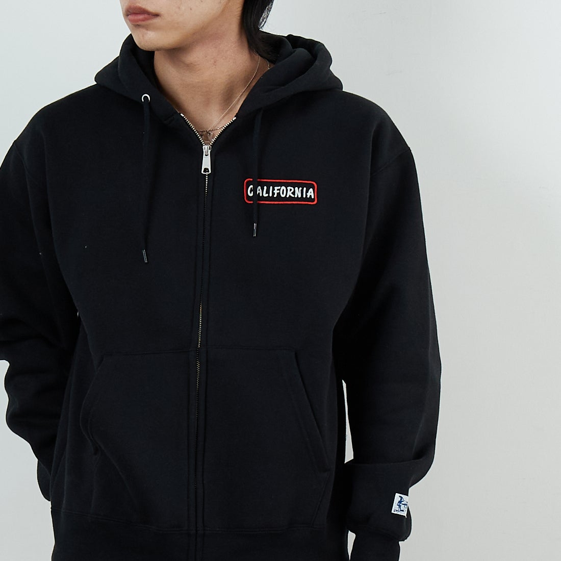 The Endless Summer [エンドレスサマー] グッドタイムズ刺繍ビッグスウェットジップパーカー [C-25774300] 01 BLACK &&モデル身長：179cm 着用サイズ：M&&