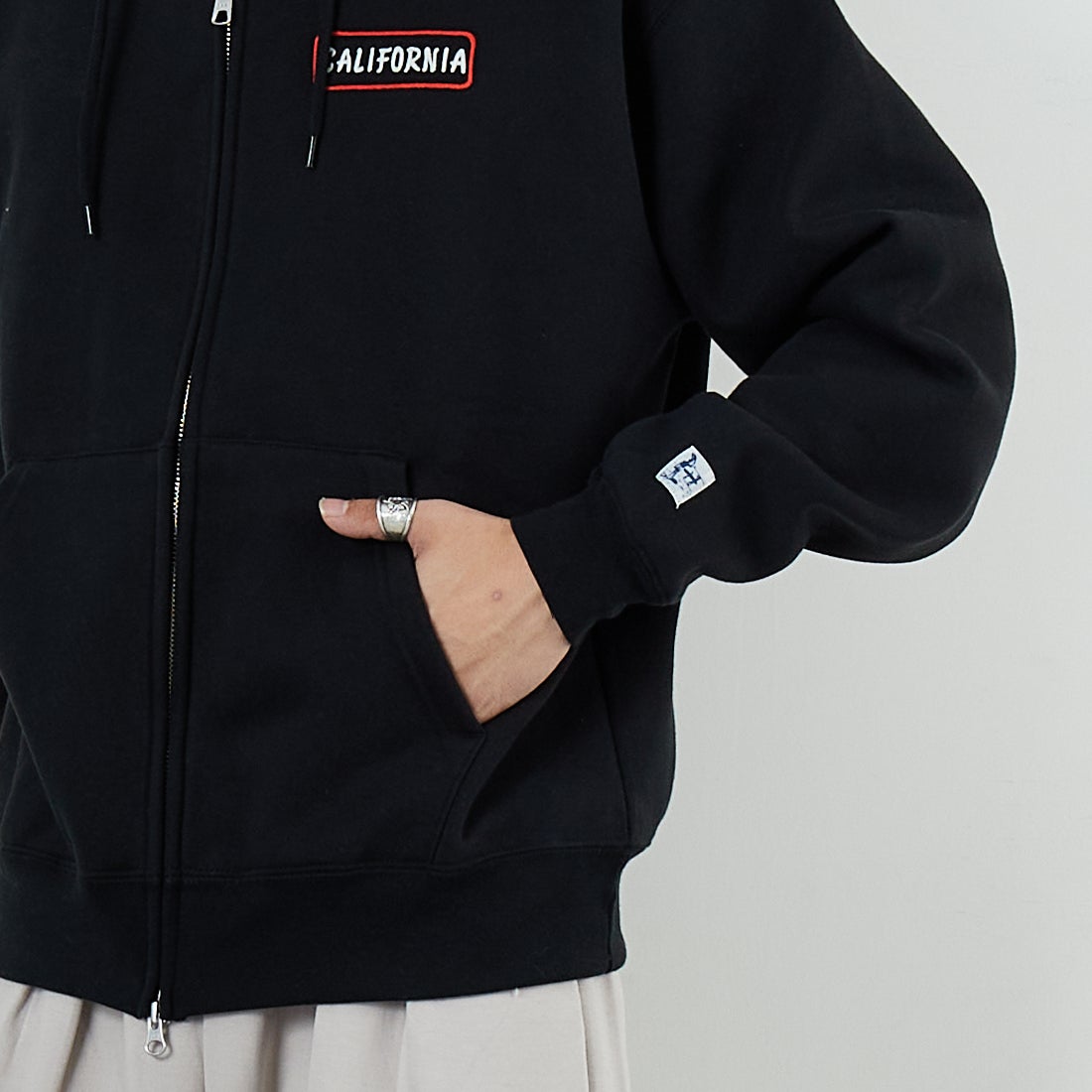 The Endless Summer [エンドレスサマー] グッドタイムズ刺繍ビッグスウェットジップパーカー [C-25774300] 01 BLACK &&モデル身長：179cm 着用サイズ：M&&