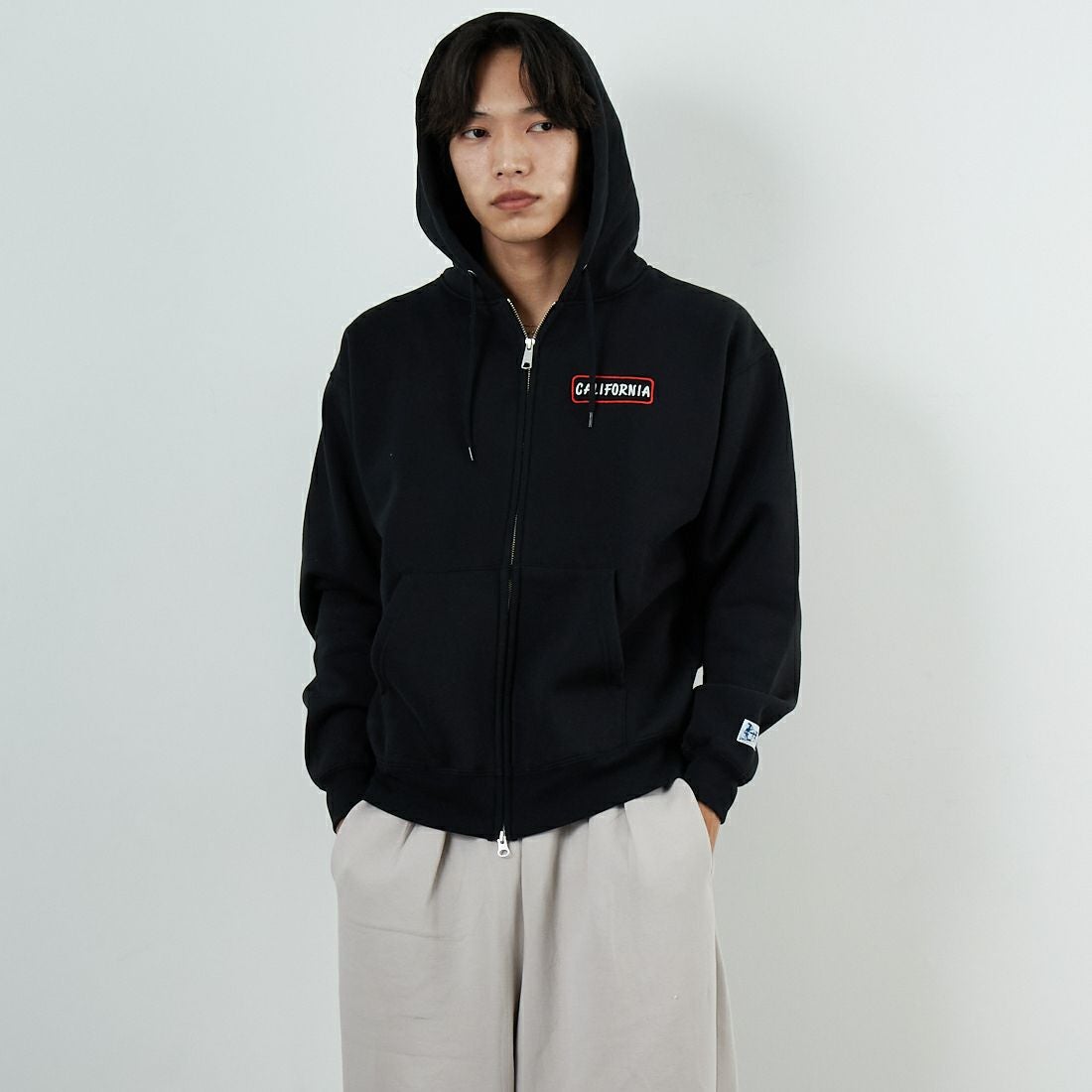 The Endless Summer [エンドレスサマー] グッドタイムズ刺繍ビッグスウェットジップパーカー [C-25774300] 01 BLACK &&モデル身長：179cm 着用サイズ：M&&