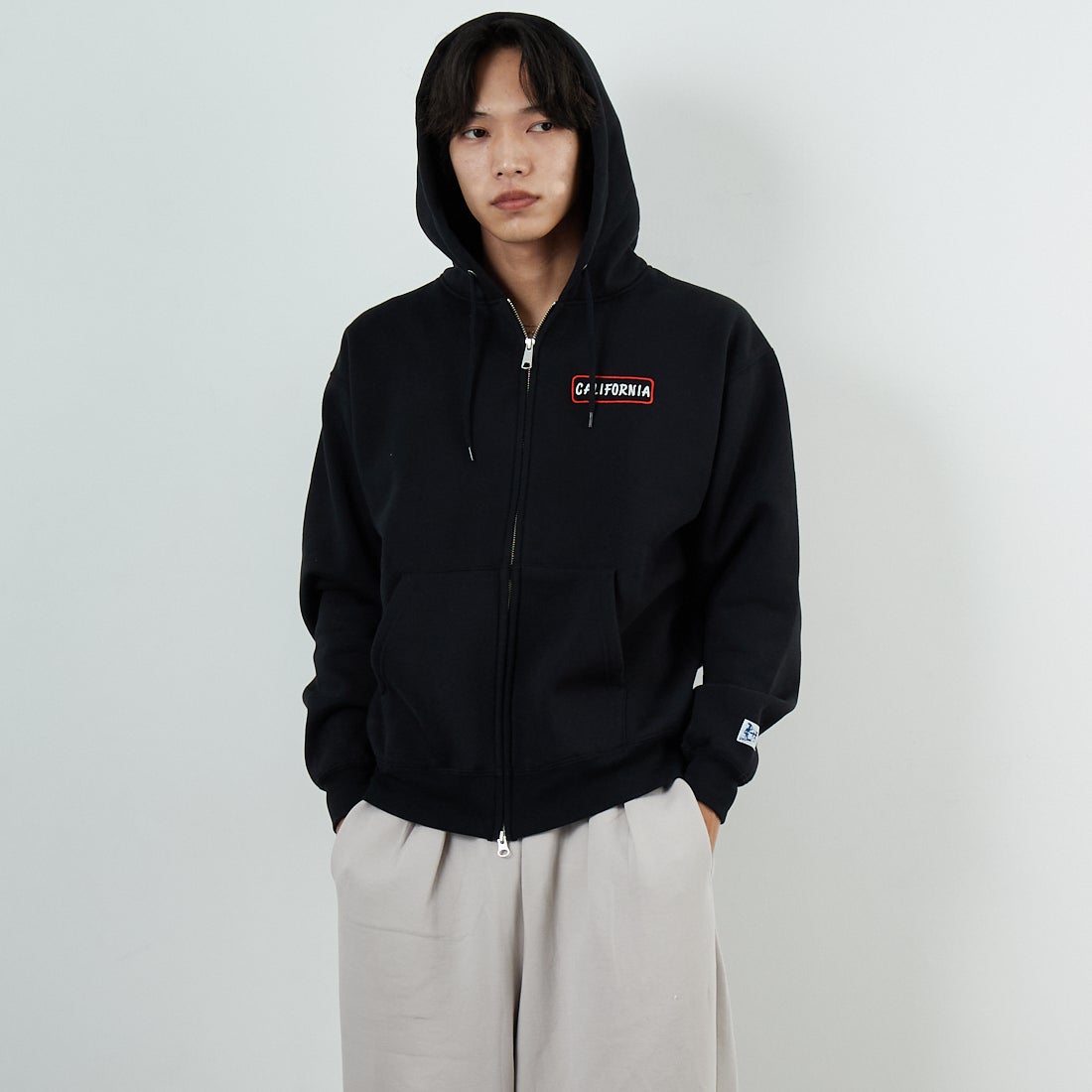 The Endless Summer [エンドレスサマー] グッドタイムズ刺繍ビッグスウェットジップパーカー [C-25774300] 01 BLACK &&モデル身長：179cm 着用サイズ：M&&
