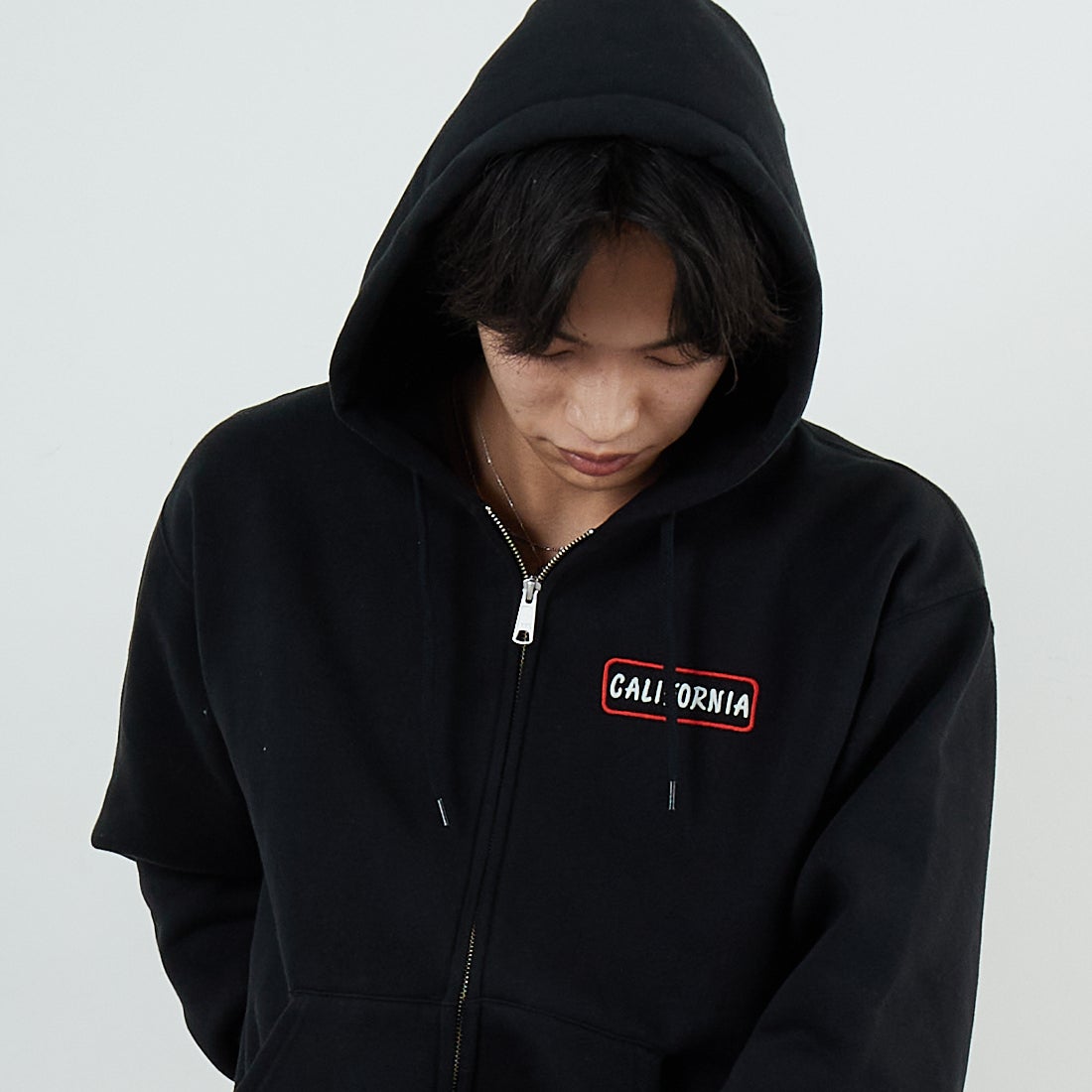 The Endless Summer [エンドレスサマー] グッドタイムズ刺繍ビッグスウェットジップパーカー [C-25774300] 01 BLACK &&モデル身長：179cm 着用サイズ：M&&