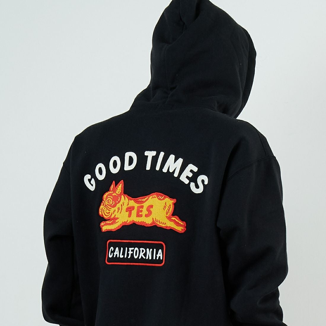 The Endless Summer [エンドレスサマー] グッドタイムズ刺繍ビッグスウェットジップパーカー [C-25774300] 01 BLACK &&モデル身長：179cm 着用サイズ：M&&
