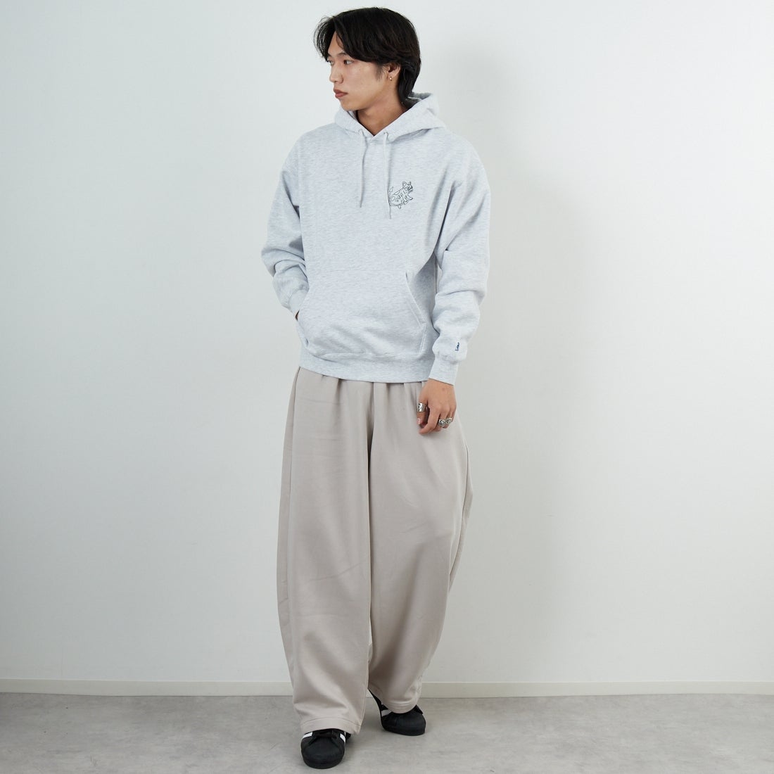 The Endless Summer [エンドレスサマー] バンダナ刺繍 ビッグスウェットパーカー [C-25774301] 06 OATMEAL &&モデル身長：179cm 着用サイズ：M&&