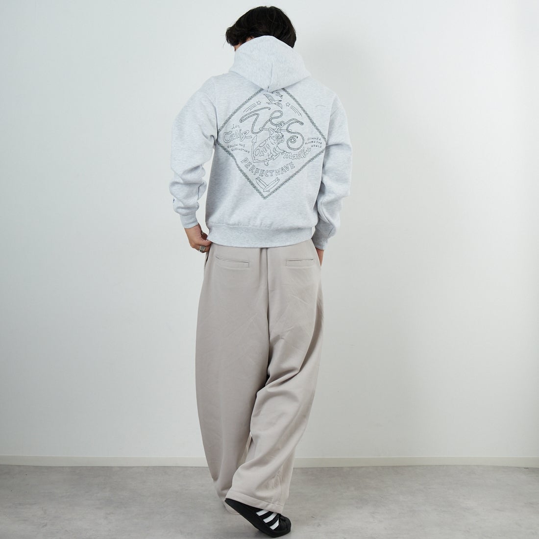 The Endless Summer [エンドレスサマー] バンダナ刺繍 ビッグスウェットパーカー [C-25774301] 06 OATMEAL &&モデル身長：179cm 着用サイズ：M&&