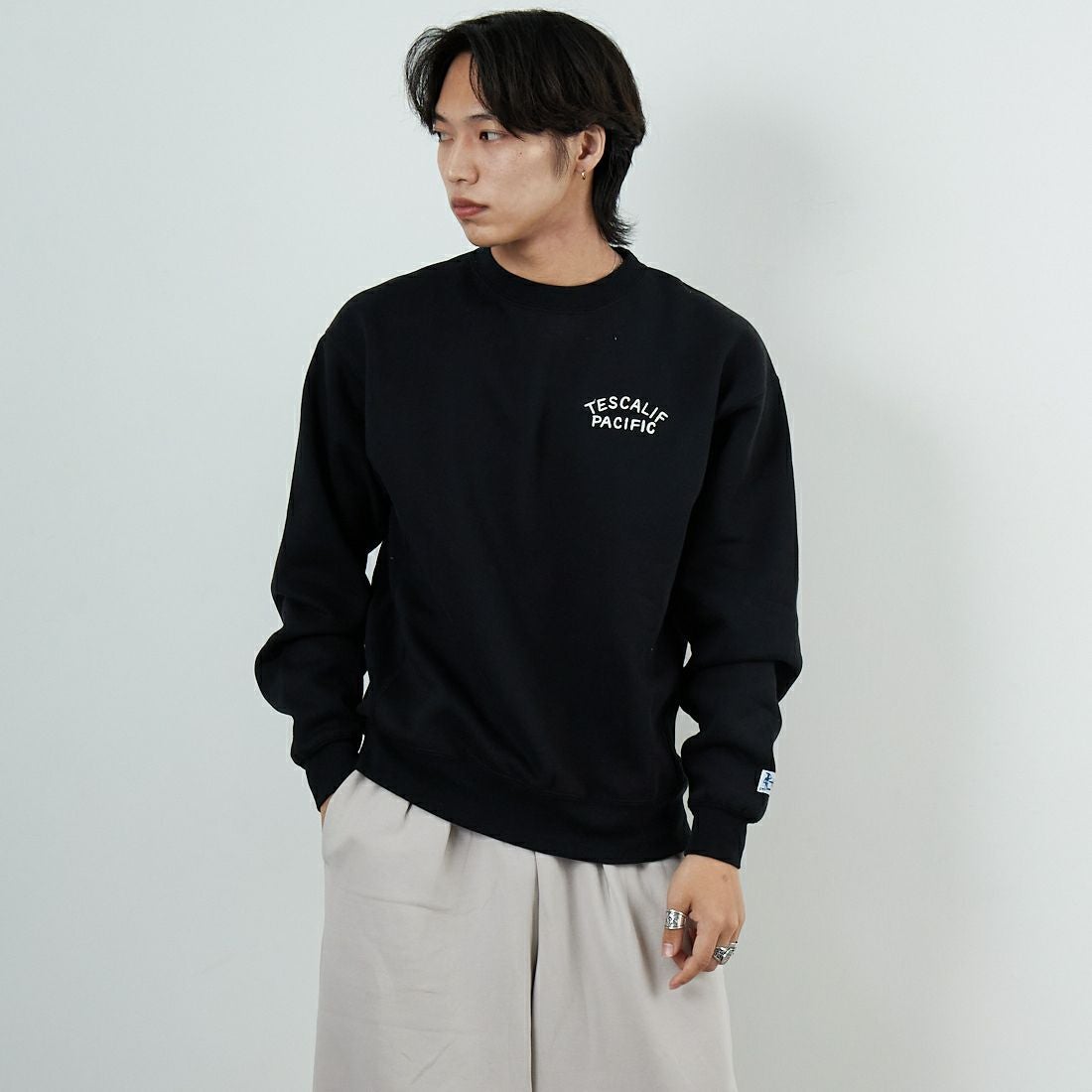 The Endless Summer [エンドレスサマー] 60s ローラーダービーロゴ刺繍 クルーネックスウェット [C-25774302] 01 BLACK &&モデル身長：179cm 着用サイズ：M&&