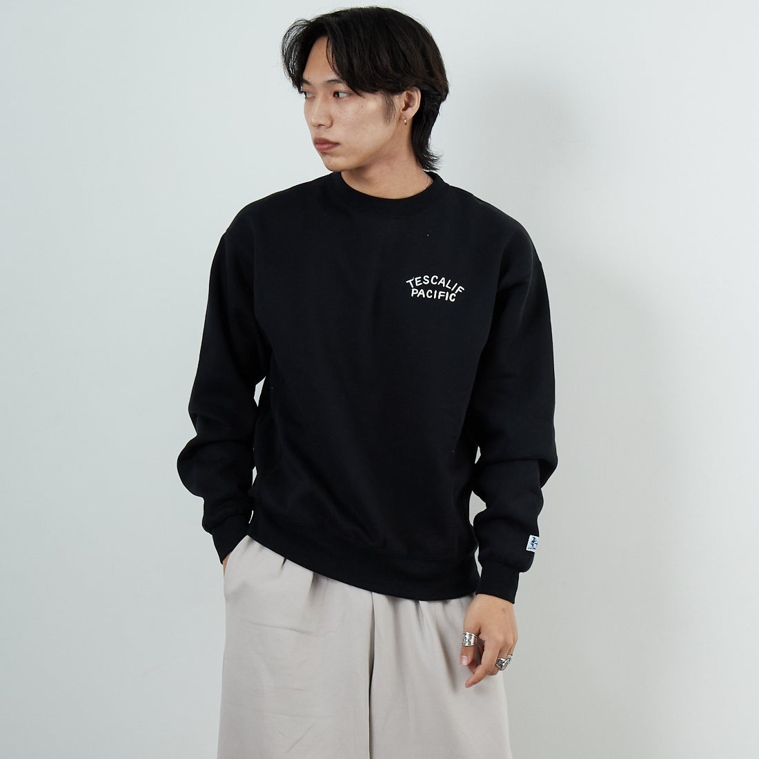 The Endless Summer [エンドレスサマー] 60s ローラーダービーロゴ刺繍 クルーネックスウェット [C-25774302] 01 BLACK &&モデル身長：179cm 着用サイズ：M&&