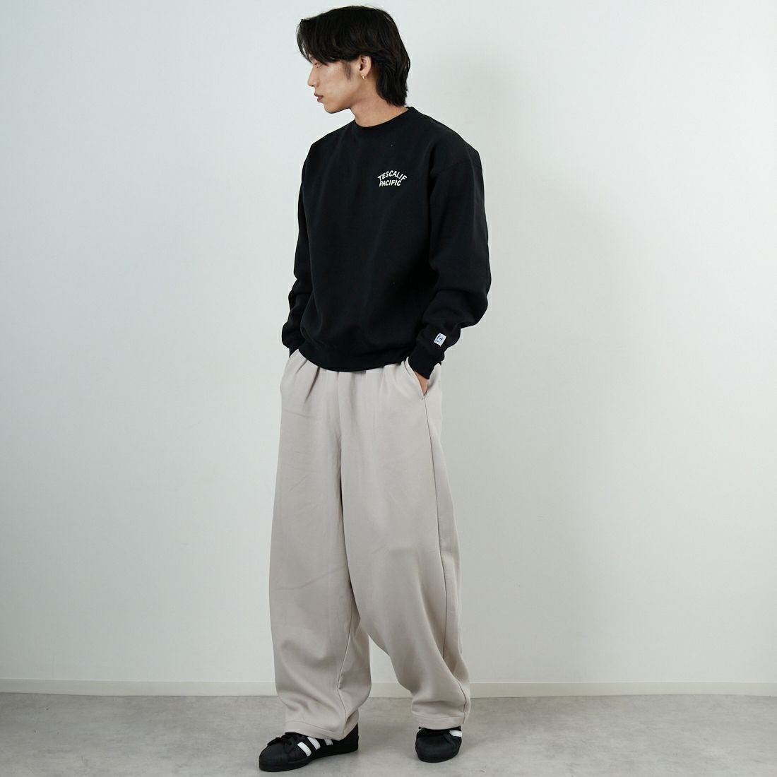 The Endless Summer [エンドレスサマー] 60s ローラーダービーロゴ刺繍 クルーネックスウェット [C-25774302] 01 BLACK &&モデル身長：179cm 着用サイズ：M&&