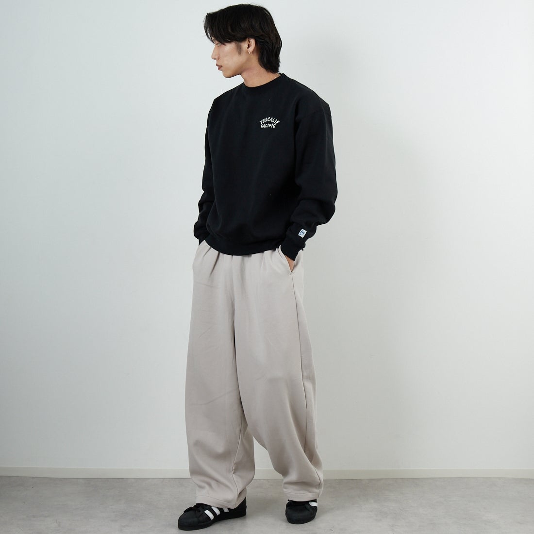 The Endless Summer [エンドレスサマー] 60s ローラーダービーロゴ刺繍 クルーネックスウェット [C-25774302] 01 BLACK &&モデル身長：179cm 着用サイズ：M&&