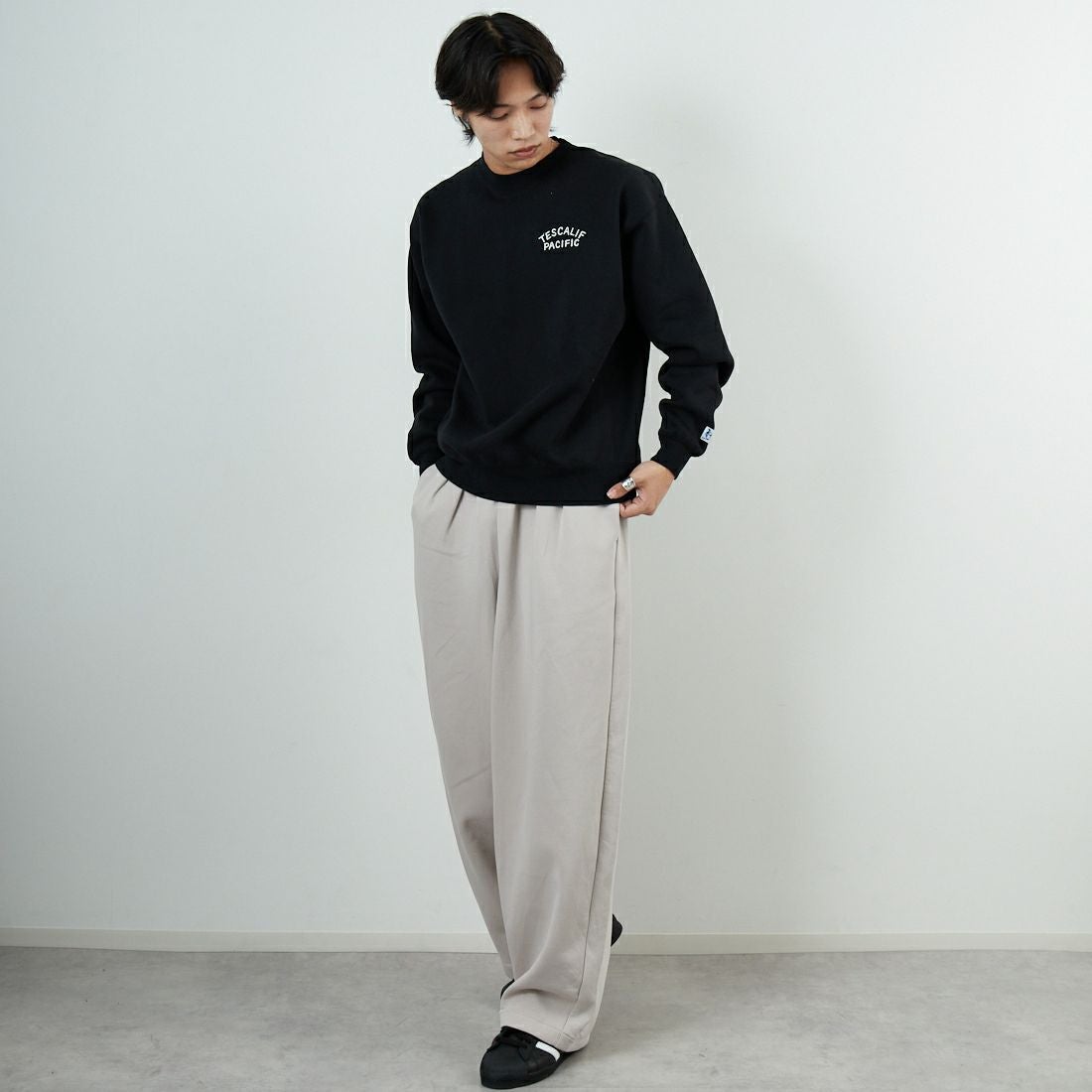 The Endless Summer [エンドレスサマー] 60s ローラーダービーロゴ刺繍 クルーネックスウェット [C-25774302] 01 BLACK &&モデル身長：179cm 着用サイズ：M&&