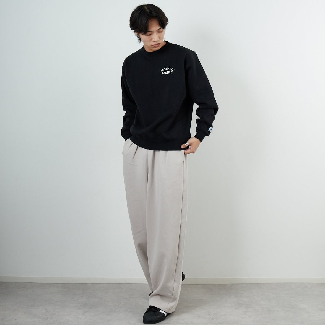 The Endless Summer [エンドレスサマー] 60s ローラーダービーロゴ刺繍 クルーネックスウェット [C-25774302] 01 BLACK &&モデル身長：179cm 着用サイズ：M&&