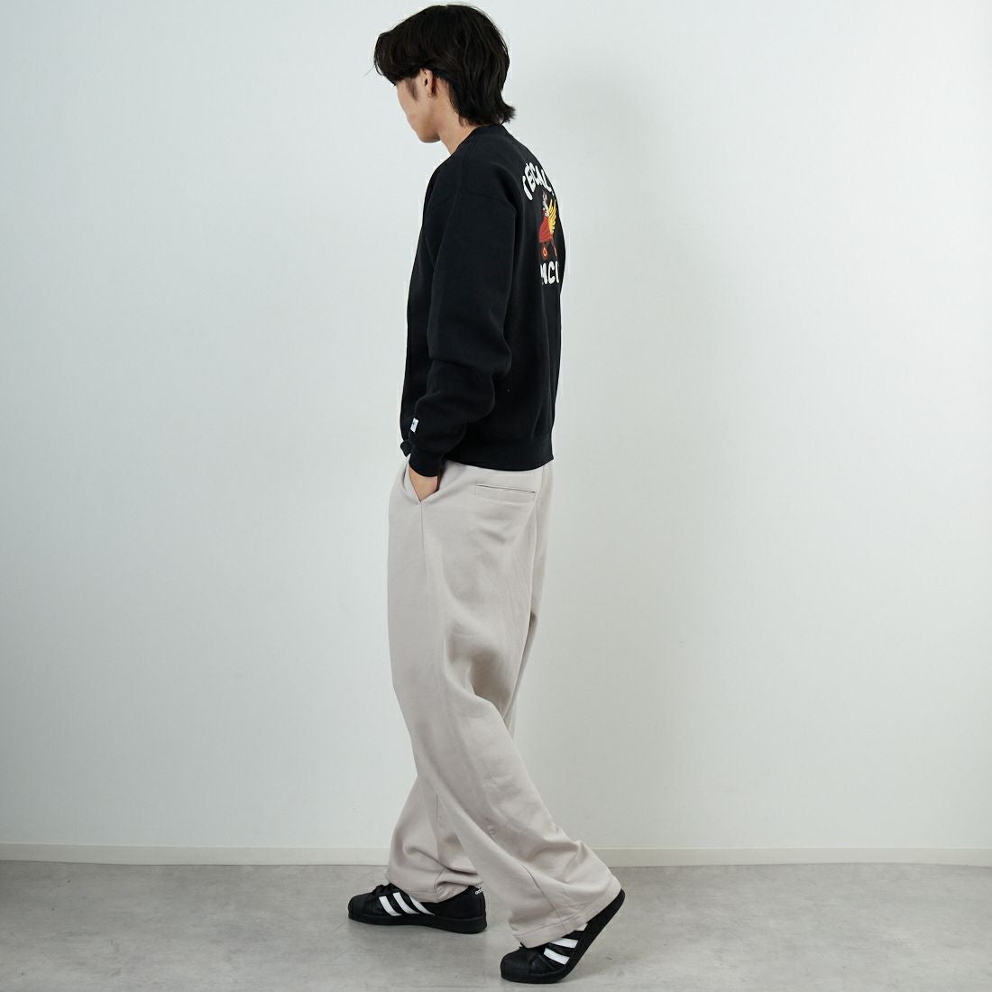 The Endless Summer [エンドレスサマー] 60s ローラーダービーロゴ刺繍 クルーネックスウェット [C-25774302] 01 BLACK &&モデル身長：179cm 着用サイズ：M&&