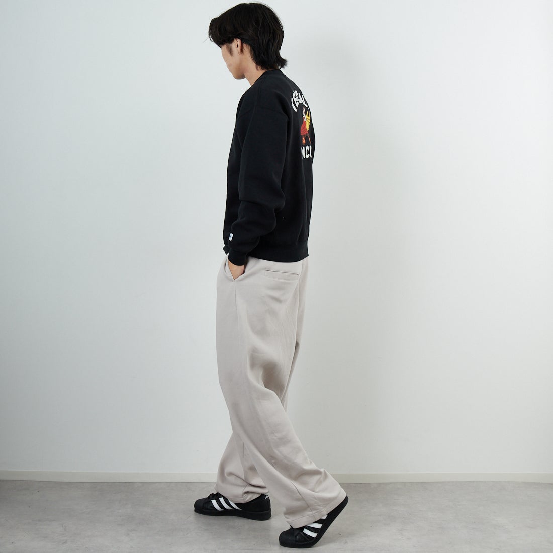 The Endless Summer [エンドレスサマー] 60s ローラーダービーロゴ刺繍 クルーネックスウェット [C-25774302] 01 BLACK &&モデル身長：179cm 着用サイズ：M&&