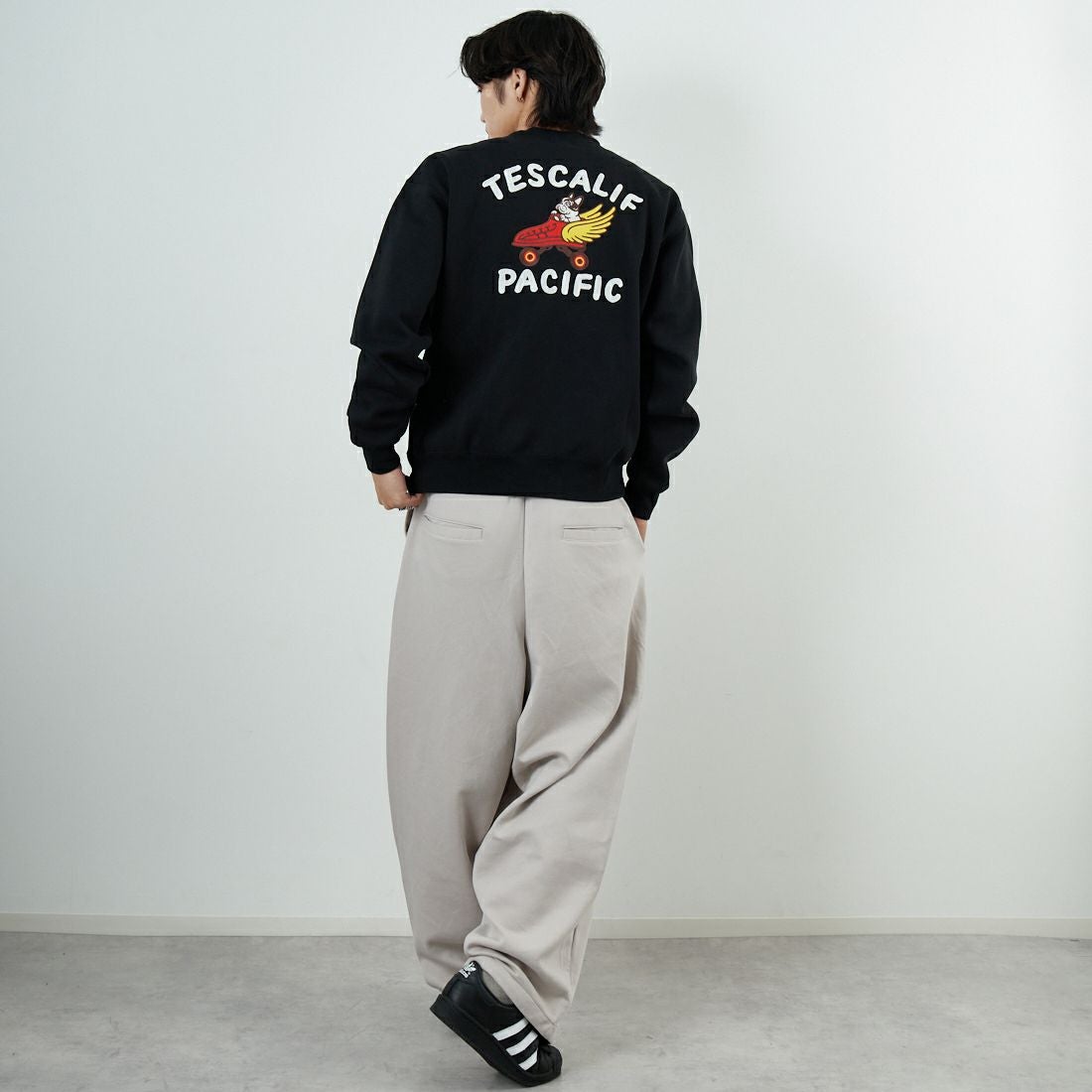 The Endless Summer [エンドレスサマー] 60s ローラーダービーロゴ刺繍 クルーネックスウェット [C-25774302] 01 BLACK &&モデル身長：179cm 着用サイズ：M&&