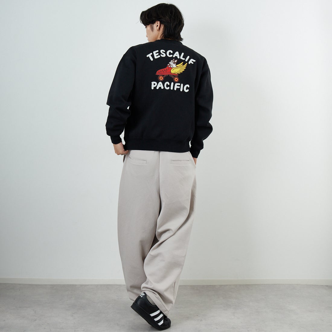 The Endless Summer [エンドレスサマー] 60s ローラーダービーロゴ刺繍 クルーネックスウェット [C-25774302] 01 BLACK &&モデル身長：179cm 着用サイズ：M&&